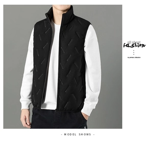 Détail du gilet matelassé noir pour hommes avec col montant coupe-vent et rayures