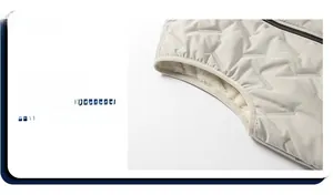 Détail de l'emmanchure avec matelassage géométrique et doublure polaire chaude sur gilet