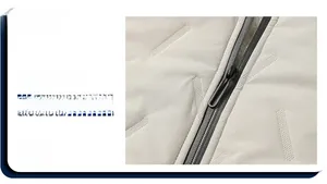 Détail de la fermeture éclair fluide sur un gilet en polaire matelassé blanc crème