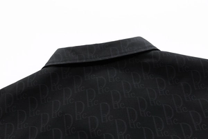 Détail du col de veste noire avec motif oblique et coutures de précision haut de gamme