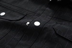 Détail macro du tissu jacquard à monogramme avec un bouton métallique poli élégant