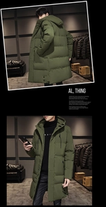 Viste frontale e posteriore di un parka lungo trapuntato verde militare con cappuccio e bottoni
