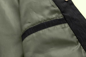 Vue macro détaillée de la doublure en soie vert olive et de la garniture jacquard noire