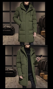 Dettaglio del parka invernale lungo verde militare con patta antivento e cappuccio