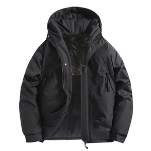 Giacca outdoor nera antivento da uomo con cappuccio e tasche funzionali con cerniera