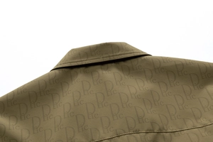 Détail du col de veste homme kaki avec tissu ripstop et motif de lettres imprimé
