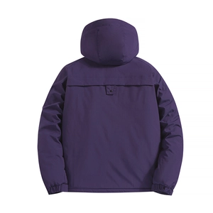 Vista dettagliata del retro di una giacca outdoor viola con cappuccio e bottoni metallici