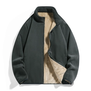 Detail der dunkelgrünen Fleecejacke mit khakifarbenem Lammfellfutter und Metallreißverschluss