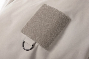 Dettaglio giacca tattica con inserto in velcro e anello a D in metallo nero opaco