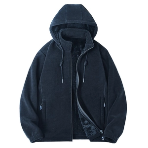 Dettaglio della giacca in pile con cappuccio invernale e fodera in sherpa spessa e zip intera