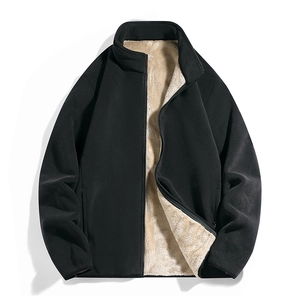 Detailansicht der schwarzen Fleecejacke mit dickem beigem Thermo-Lammwollfutter