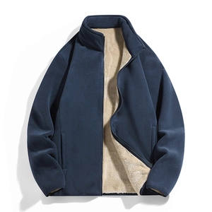 Detail der Winter Fleecejacke mit hohem Kragen und warmem beigem Sherpa-Futter