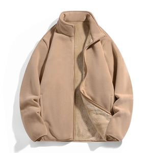 Detail der khakifarbenen Fleecejacke mit Stehkragen und warmem Lammfell-Imitatfutter