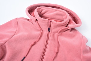 Dettaglio della giacca in pile rosa corallo con cappuccio, fodera calda e zip scorrevole