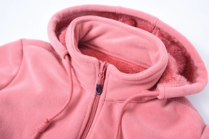 Vista dettagliata della giacca in pile rosa con cappuccio e fodera interna calda