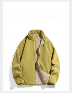 Detailaufnahme der senfgelben Fleecejacke mit warmem Sherpa-Futter und Reißverschluss