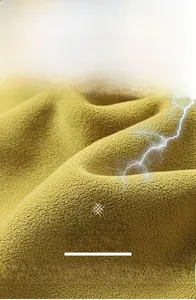 Detailaufnahme von gelbem Antistatik-Fleece-Gewebe mit weicher Textur und hoher Strapazierfähigkeit