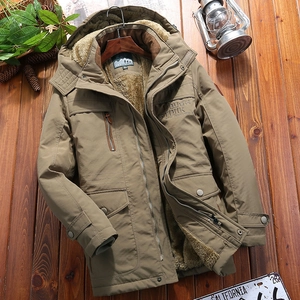 Parka invernale da uomo kaki con cappuccio, calda fodera in pile e varie tasche cargo