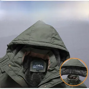 Dettaglio della giacca di cotone verde militare con fodera in pile grigio e cappuccio rimovibile