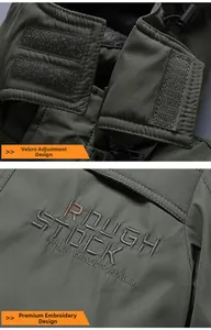 Dettaglio della giacca verde militare con colletto in velcro e logo ricamato