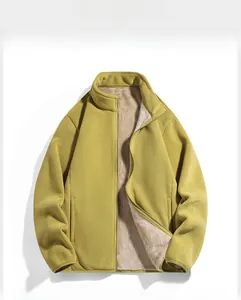 Details der Fleecejacke mit warmem Futter und Stehkragen in senfgelber Farbe für Winter