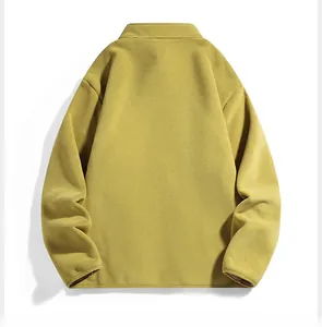Rückansicht der senfgelben Fleecejacke mit weichem körnigem Stoff und Stehkragen-Detail