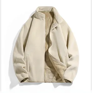 Detail der Winter-Fleecejacke mit warmem Sherpa-Futter und cremeweißem Außenstoff