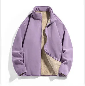 Details einer lila Fleecejacke mit Stehkragen und warmem beigefarbenem Kunstfellfutter