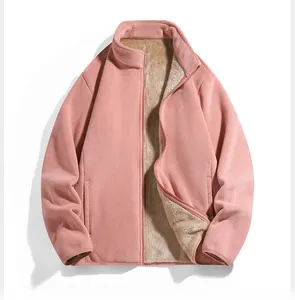 Nahaufnahme der rosa Fleecejacke mit dickem Khaki-Futter und hohem Stehkragen-Design