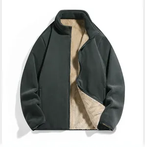 Details der warmen Winterfleecejacke mit dunkelgrauer Hülle und beigem Sherpa-Futter