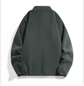 Detailansicht der dicken Fleece-Struktur und der dunkelgrauen Stehkragenjacke Rückseite