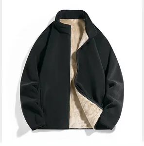 Detail der Herrenjacke in Schwarz mit dickem beigem Fleece-Futter für den Winter