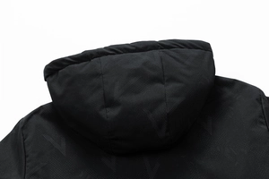 Detail der schwarzen Kapuzenjacke mit einzigartiger V-förmiger geometrischer Punktstruktur