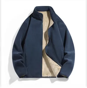 Detailaufnahme der Fleecejacke mit dickem beigem Sherpa-Futter und durchgehendem Reißverschluss