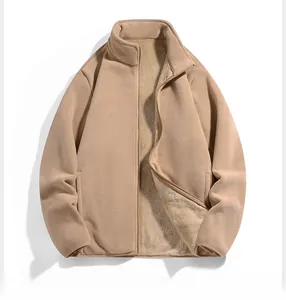 Detailansicht des weichen Fleece-Stoffs und des warmen Futters dieser Stehkragenjacke