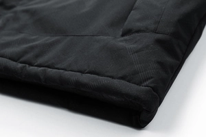 Detail der winddichten schwarzen Stoffstruktur einer Outdoor-Wanderjacke