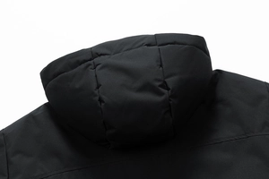 Dettaglio del cappuccio trapuntato e delle cuciture posteriori di una giacca outdoor nera