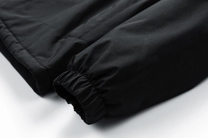 Detailaufnahme der elastischen winddichten Ärmelbündchen einer schwarzen Outdoorjacke