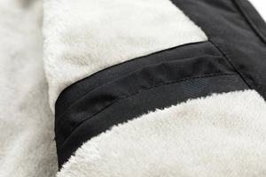 Detailaufnahme des warmen Kunstlammfell-Futters in dieser schwarzen wasserdichten Jacke