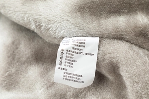Detail des Plüschfutters und Etikett aus 100% Polyester für graue Outdoor-Jacke