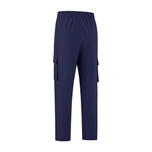 Dettaglio dei pantaloni cargo ad asciugatura rapida con vita elastica e tasche