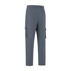 Dettaglio della vita elastica e delle tasche cargo su pantaloni da trekking grigi