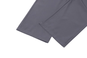 Dettaglio ravvicinato dell'orlo con doppia cucitura dei pantaloni cargo grigio scuro