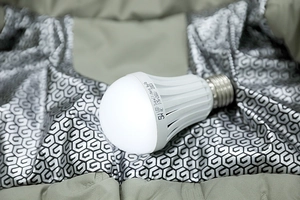 Dettaglio lampadina LED 5W con alette di raffreddamento e attacco a vite in metallo
