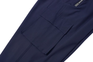 Dettaglio dei pantaloni cargo blu scuro che mostra la tasca laterale e la trama tessuta