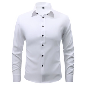Dettaglio camicia bianca slim fit con bottoni neri a contrasto e colletto classico