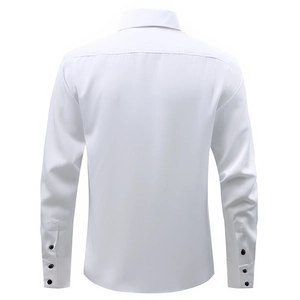 Camicia bianca slim fit da uomo vista posteriore con bottoni neri a contrasto sul polsino