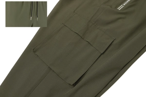 Dettaglio di pantaloni cargo verde militare con tasca laterale e nastro moda