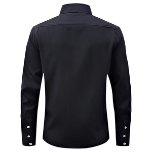 Vista posteriore di una camicia casual da uomo a maniche lunghe con bottoni bianchi