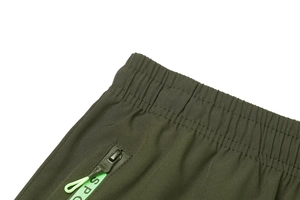 Dettaglio di elastico in vita e tasca con zip e tirante verde sui pantaloni cargo